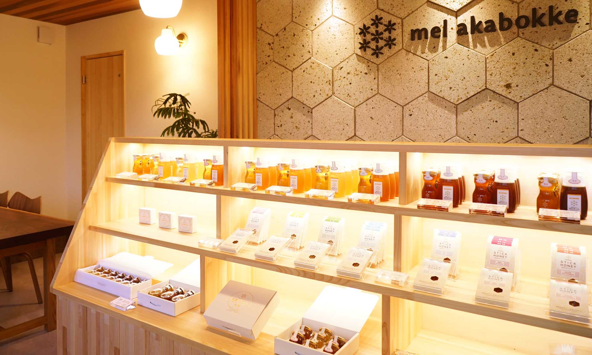 商品棚とロゴ壁面